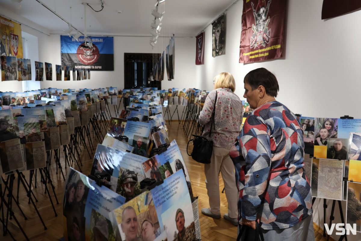 «Ненароджені для війни»: у Луцьку відкрили фотовиставку про полеглих, полонених і зниклих безвісти бійців 82-ї бригади