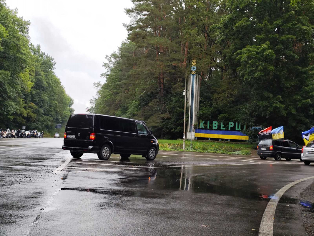 Овдовіла дружина, без батька залишилися син і донечка: на Волині попрощались з Героєм Олександром Мишком