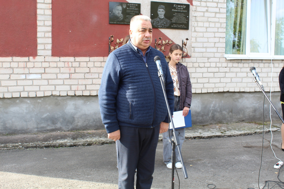 Біль втрати не вщухає: на Волині відкрили меморіальну дошку в пам’ять Героя Демяна Клейзуна