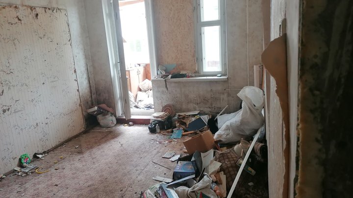 «Якась Чорнобильська зона»: як «живе» будинок на Озерецькій у Луцьку через рік після обстрілу