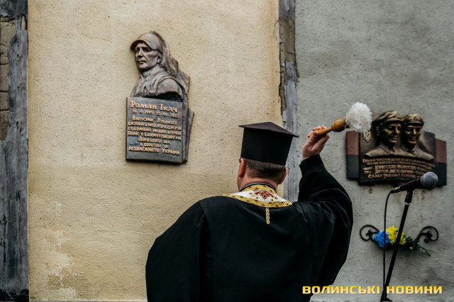 «Він ніколи не думав про себе й не скаржився»: у Луцьку відкрили меморіальну дошку на честь бойового медика Романа Ткача