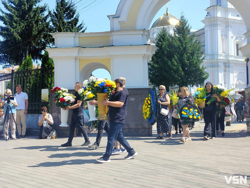Сльози і квіти: у Луцьку попрощалися з 28-річним Героєм Олексієм Цехошем