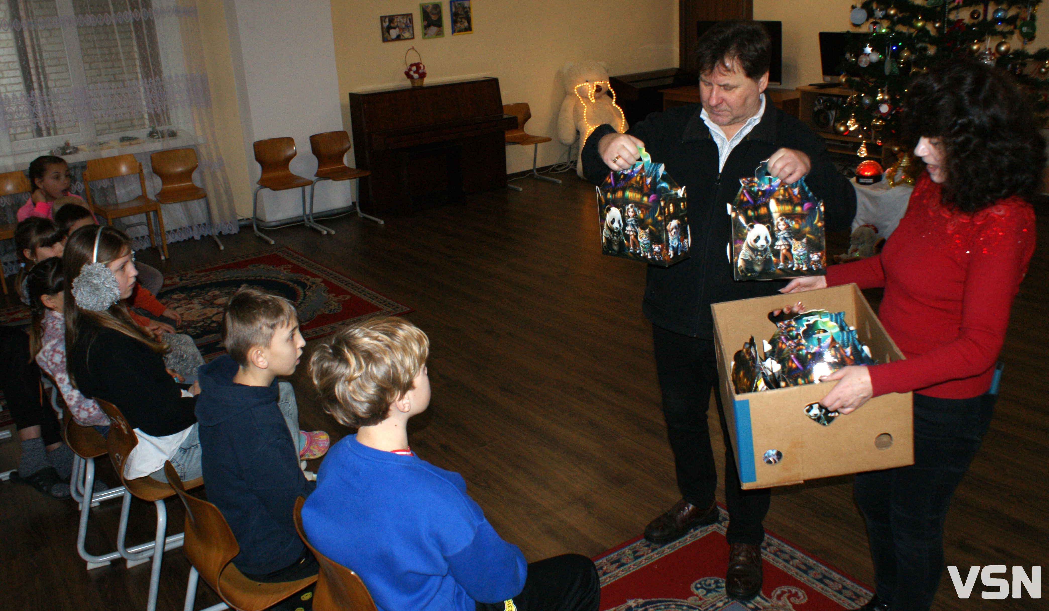 Поет з Волині передав допомогу дітям у Рожищі від американських письменників