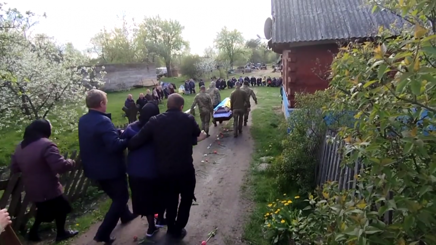 Навколішки та з квітами: на Волині зустріли померлого від важких поранень Героя Олега Давидюка