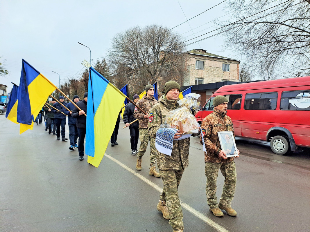 Коровай ділили на кладовищі: у Ковелі в останню путь провели 18-річного Героя Дмитра Приймачука