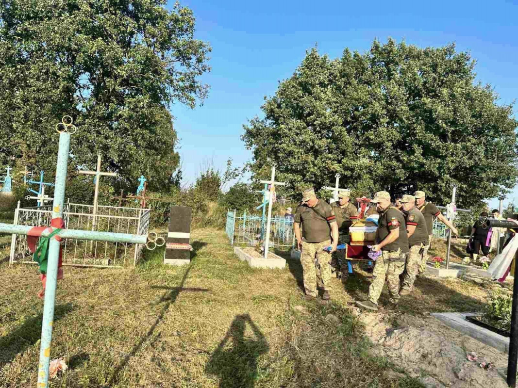 Проводжало зі сльозами все село: на Волині прощалися з військовим, який загинув на війні з росіянами