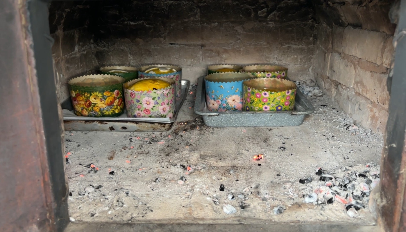 Прикордонниця з Волині пече паски за старовинним рецептом бабусі для рідних і колег