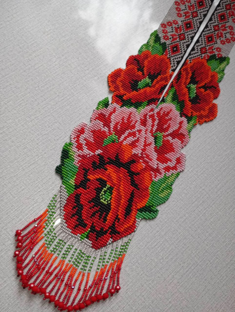 Перетворила хобі на справу життя: мама трьох дітей з Волині створює етноприкраси з бісеру