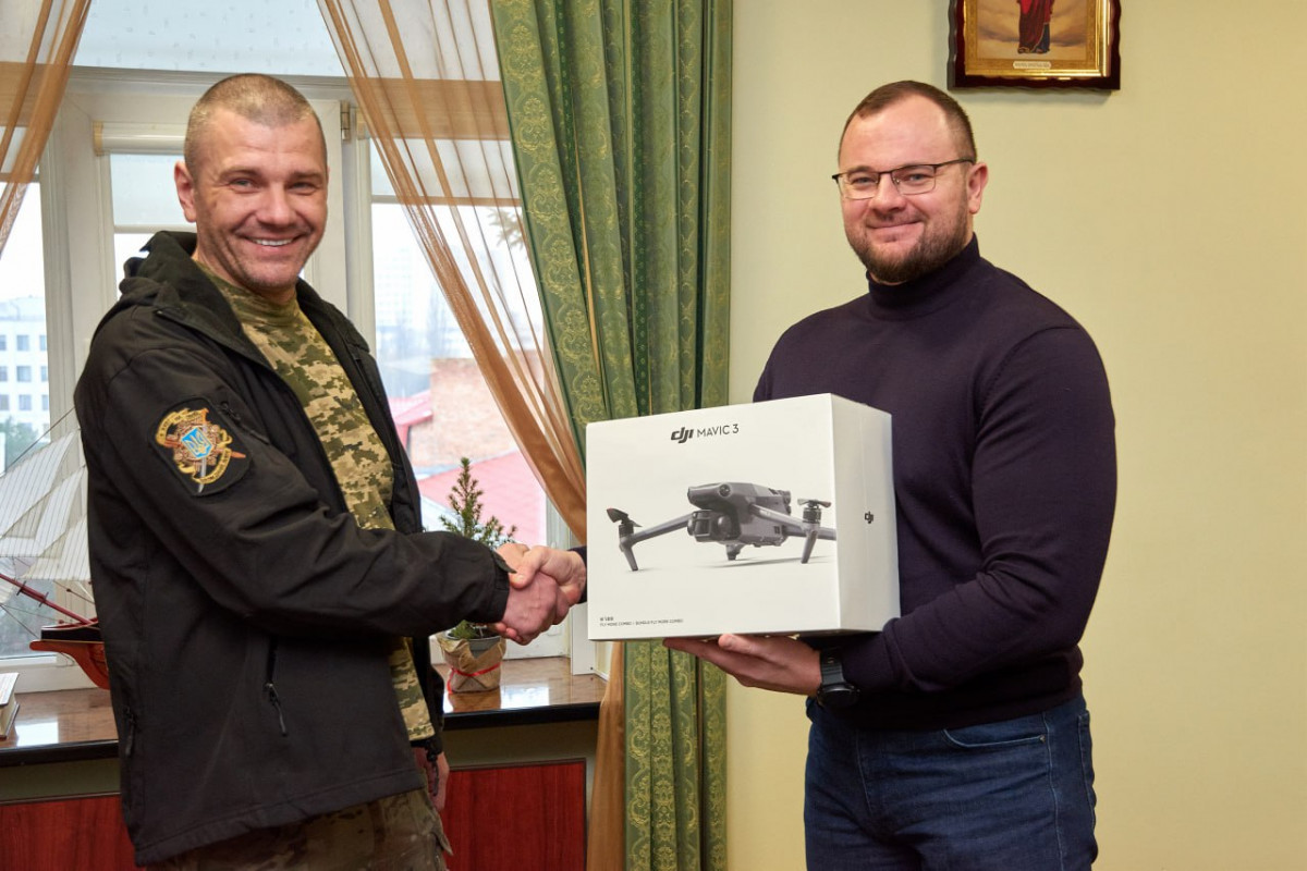 Військовим передали квадрокоптер за гроші, зібрані у Луцьку на благодійному марафоні