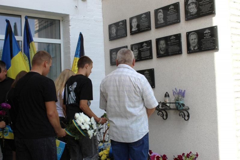 В місті на Волині брат Героя Валерія Грибчука відкрив дошку пам’яті загиблого воїна