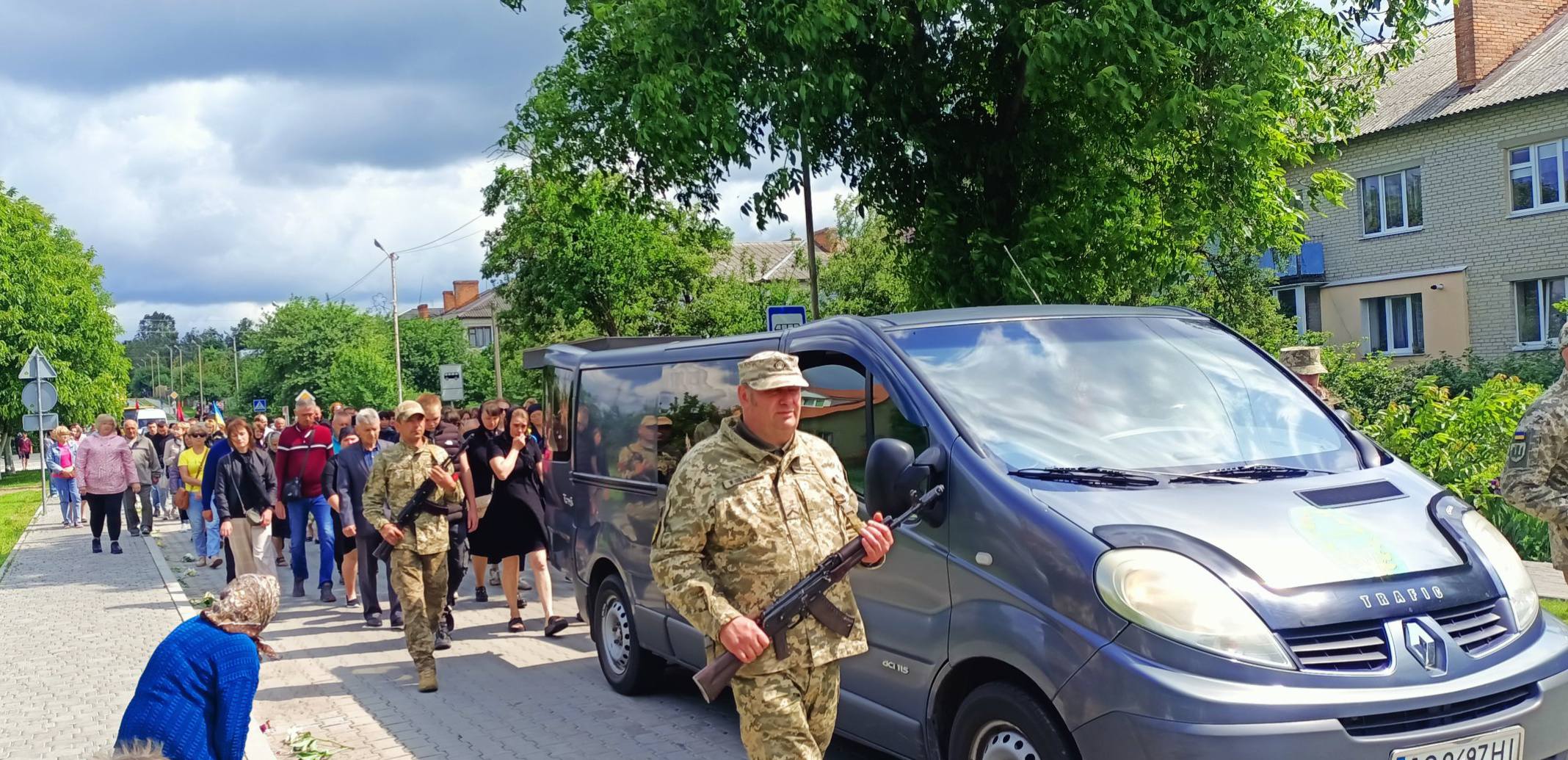 Молоде життя обірвала жорстока війна у віці 28 років: у Луцькому районі попрощалися з Героєм Артемом Мулявкою