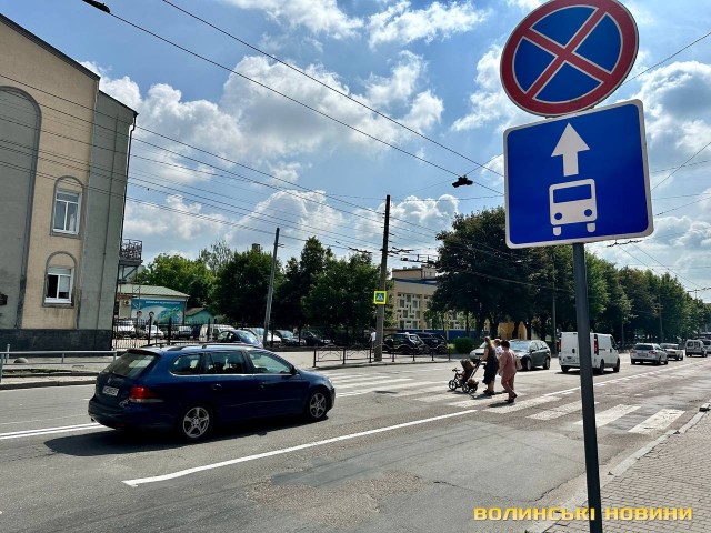 Заборонили стоянку: у Луцьку біля ринку виокремили смугу для громадського транспорту