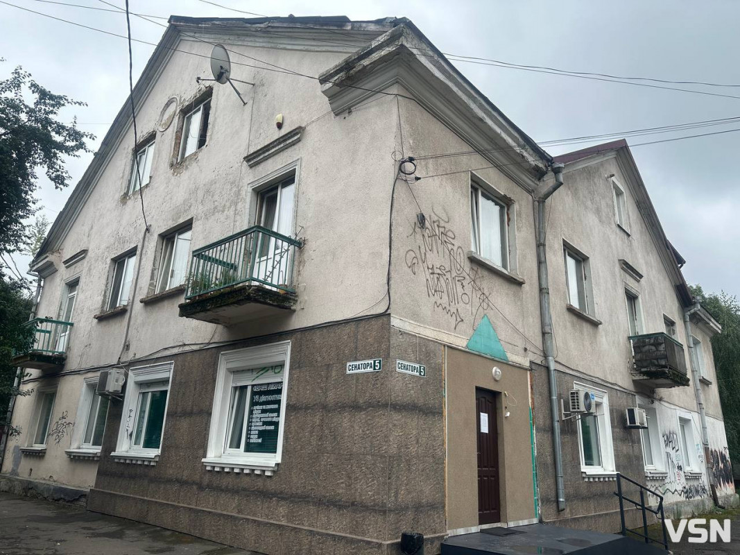 Мешканці бояться за свою безпеку: у Луцьку на даху будинку виросла береза, а на стіні звисають оголені дроти електромереж