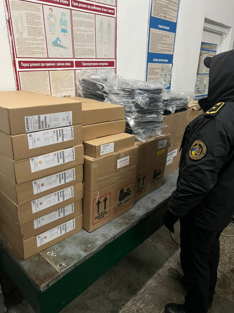 Волинянин намагався ввезти в Україну партію вживаних ноутбуків на 1 млн грн