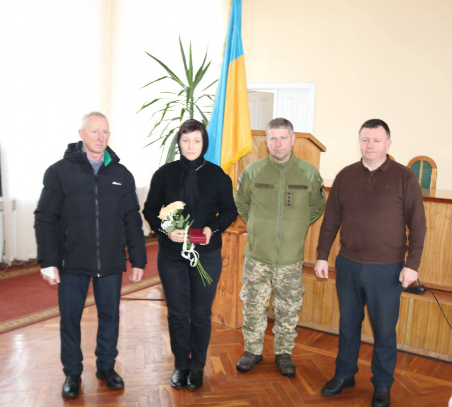 Довгий час вважався зниклим безвісти: на Волині батькам молодого Героя вручили його посмертну нагороду