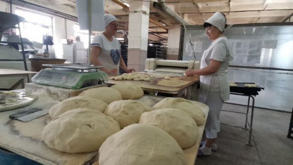 У волинській пекарні печуть великодні паски для українських військових