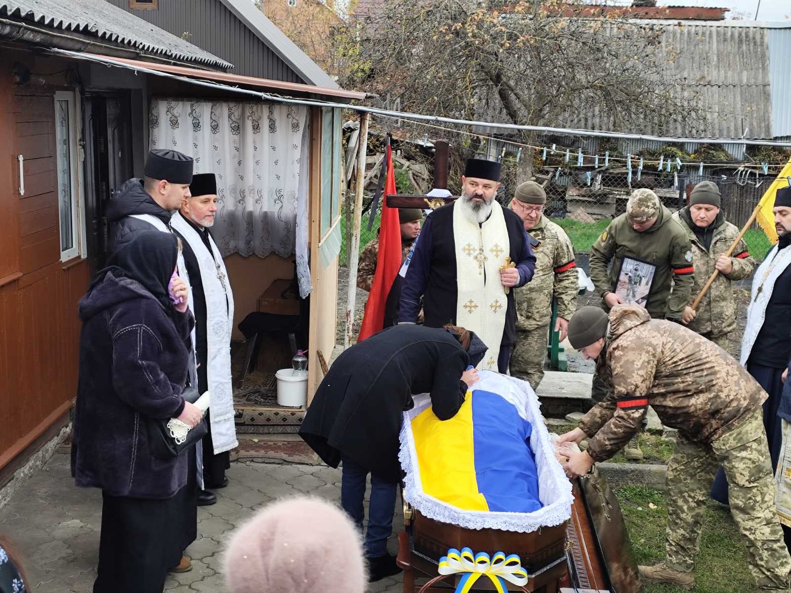 Син втратив батька: на Волині попрощалися з Героєм Петром Масюком