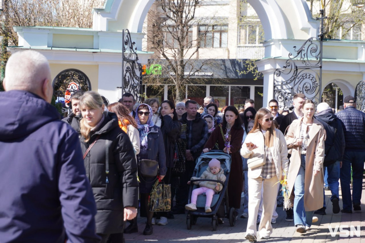 У Луцьку на Вербну неділю біля собору утворилися величезні черги