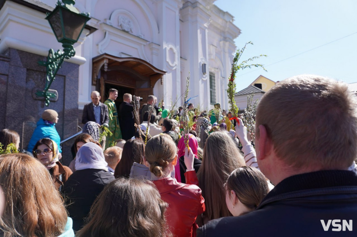 У Луцьку на Вербну неділю біля собору утворилися величезні черги