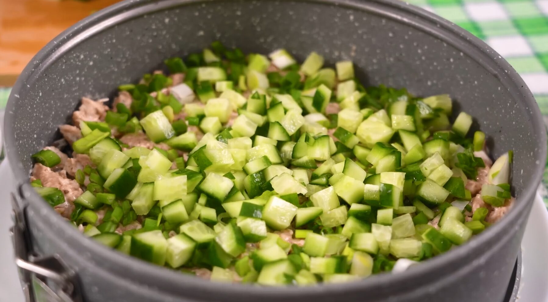 Смакуватиме краще за будь-який ресторанний стіл: які закуски приготувати на Новий рік