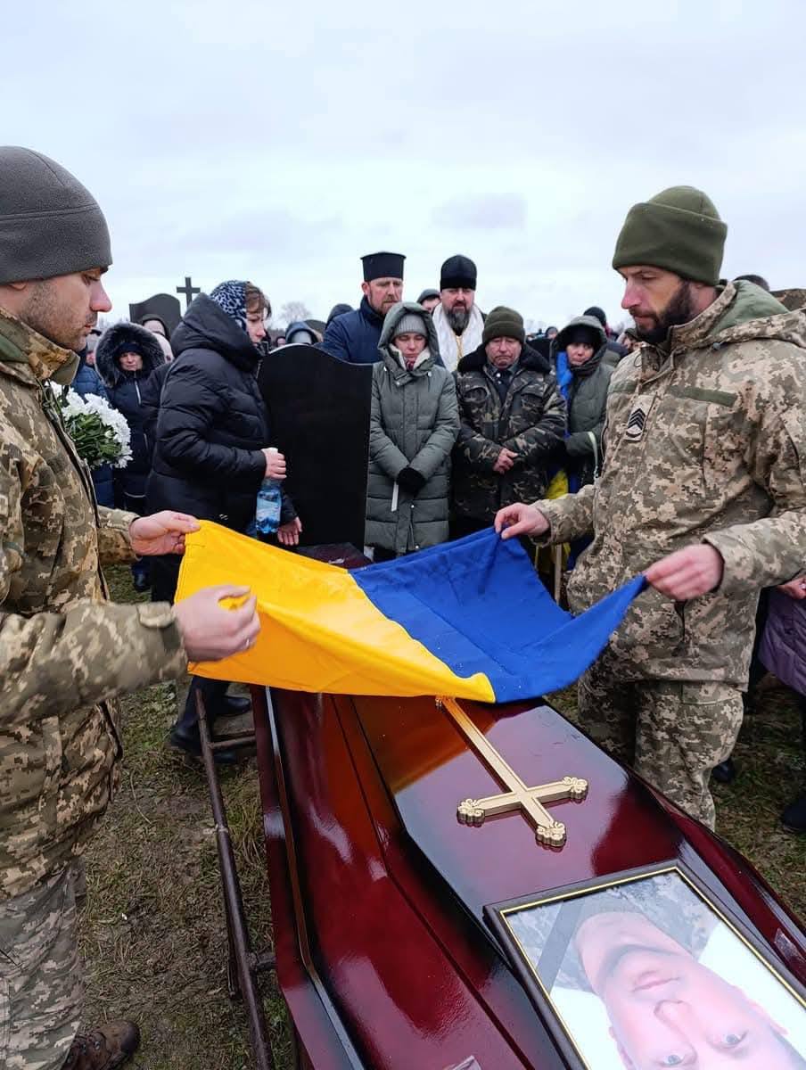 Втрати біля Торецька: у громаді на Волині усе село зійшлося провести полеглого Героя Михайла Попіка