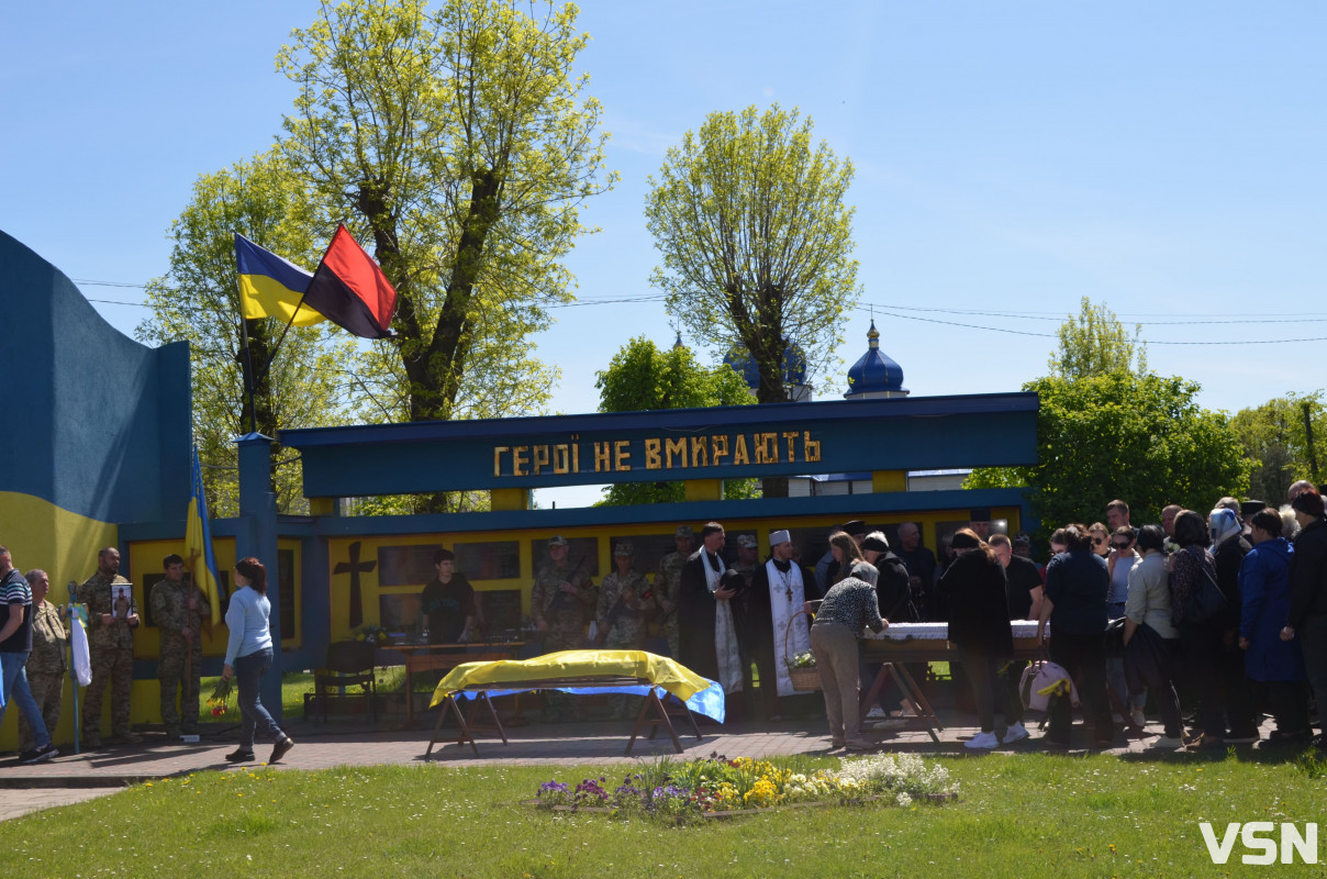 Був людиною, до якої тягнулося серце: на Волині попрощалися з 26-річним Героєм Дмитром Слюсарем