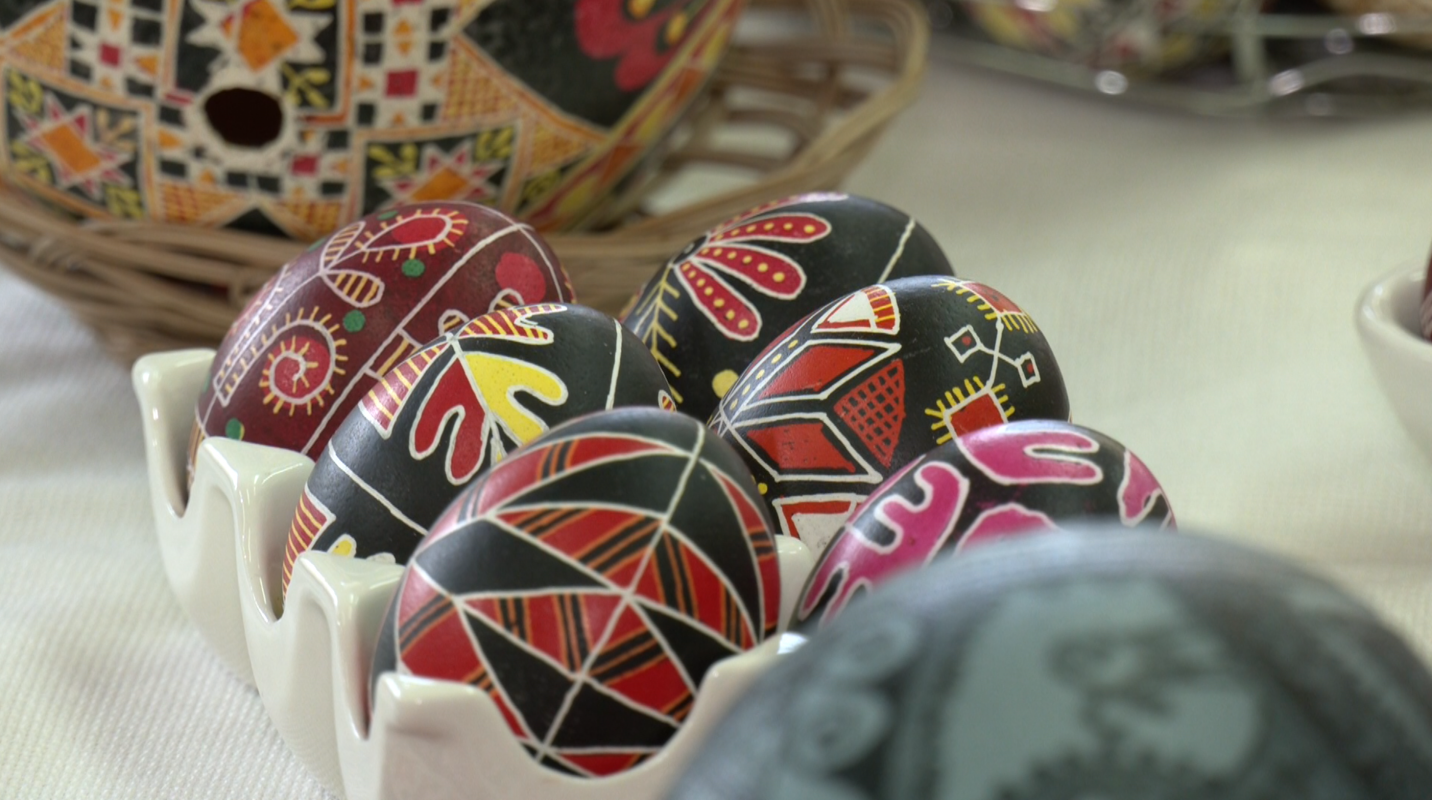 Понад 20 років займається писанкарством: майстриня з Луцька створює великодні яйця за давніми зразками