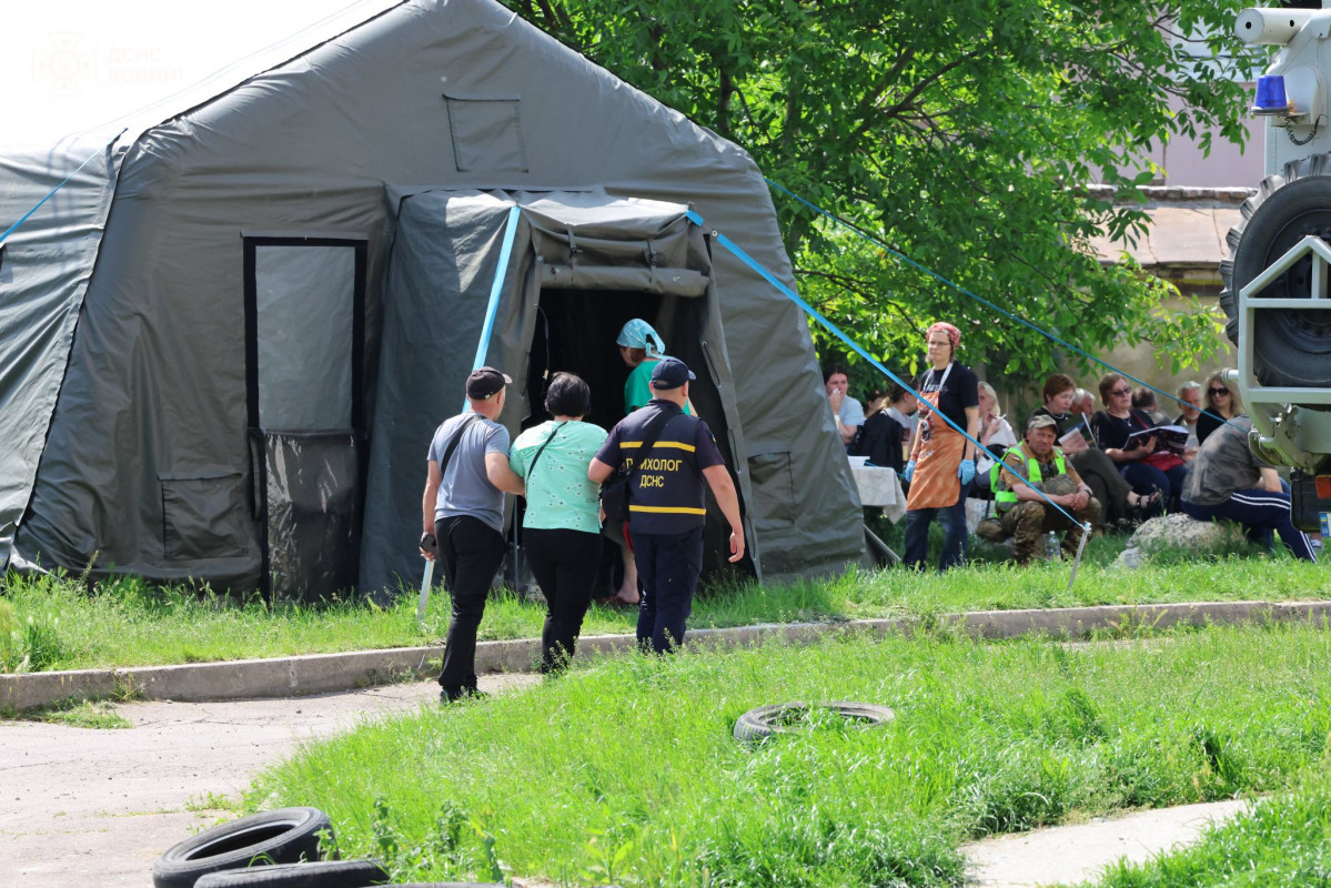 З-під завалів у Луцьку деблокували тіло чоловіка: його кохана досі під уламками