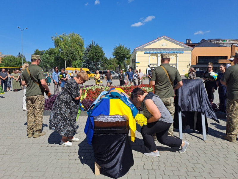 Мріяв благословити доньку на весіллі: на Волині провели в останню путь 49-річного Героя Ігоря Хомича