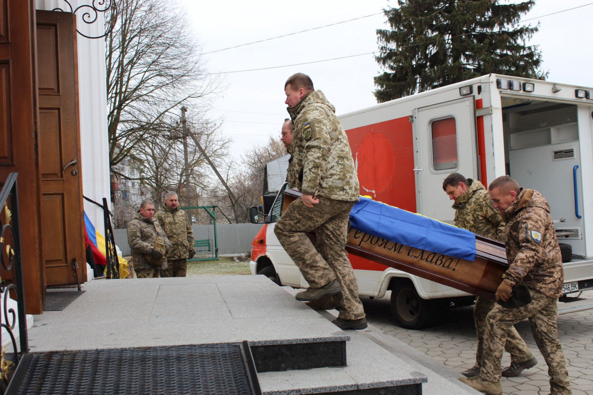 Весільний коровай розділили на кладовищі: на Волині попрощались з Героєм Павлом Бурцем