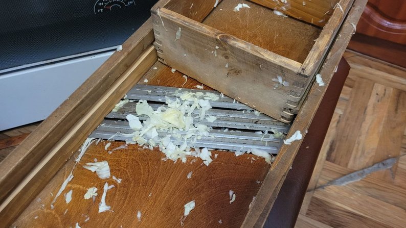 72-річна волинянка квасить капусту в столітній діжці, яка дісталася їй у спадок від мами