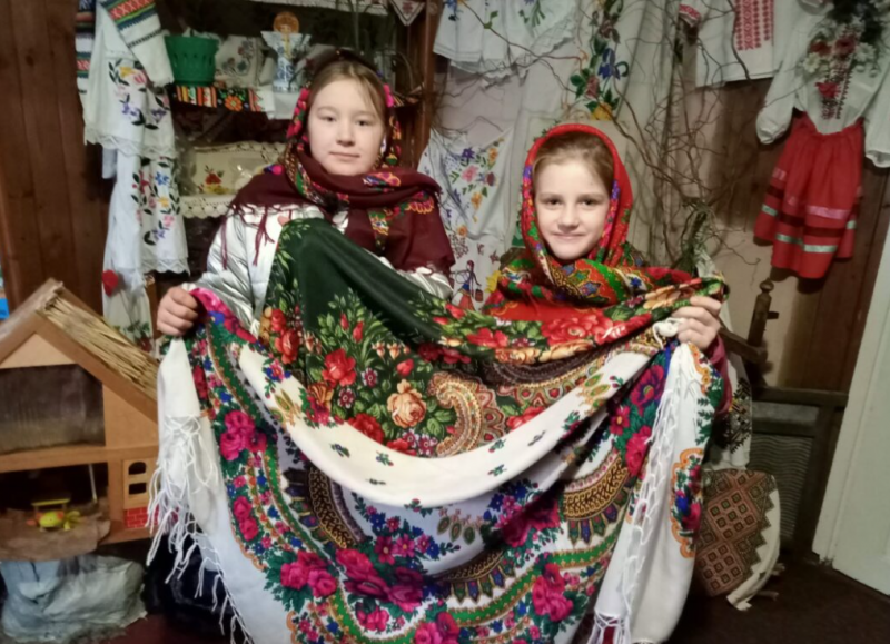 Збирає історії села, возить книги читачам і допомагає війську: незвичайна бібліотекарка з Волині