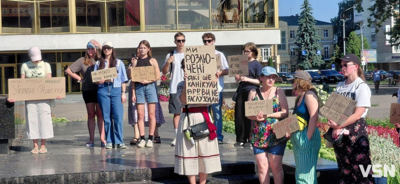 «Міняйте полонених, а не Федорова!»: лучани вийшли на протест проти кадрових ігор влади