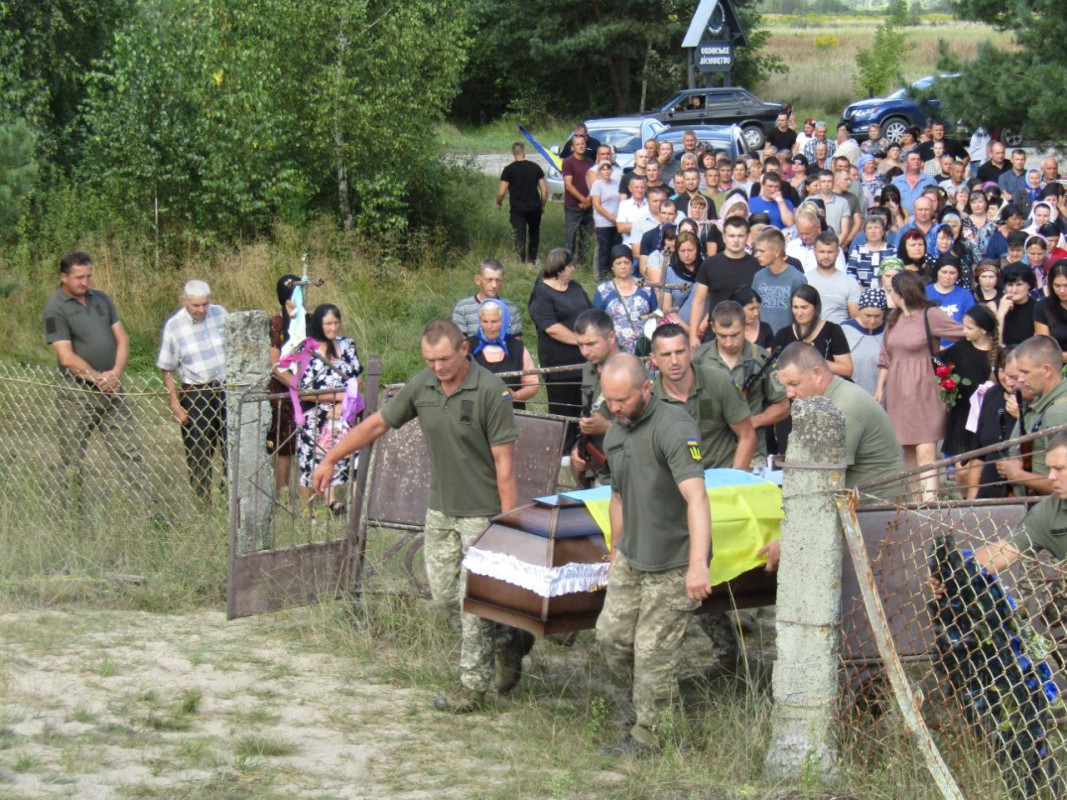 В один день громада прощається відразу з трьома Героями: на Волині поховали молодого захисника Олега Новосада