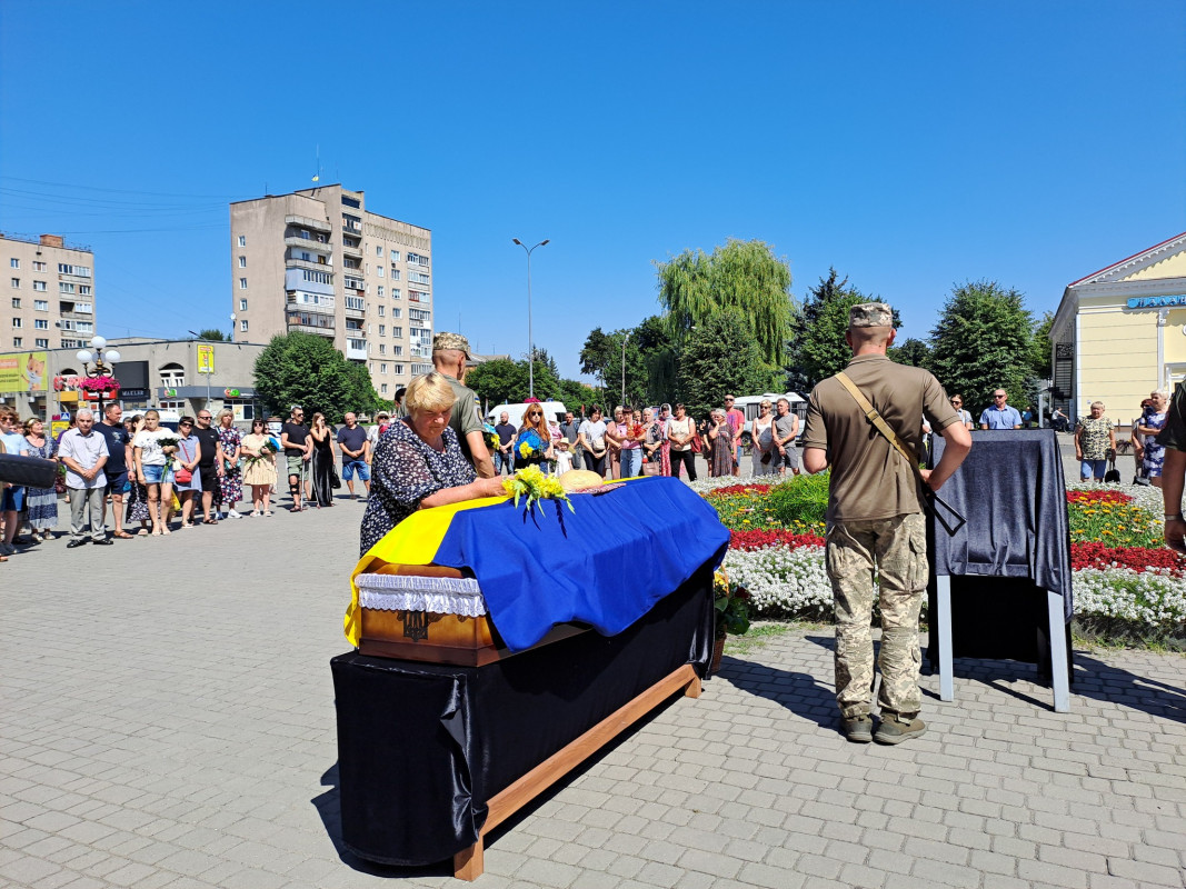 Молодший брат боронить Україну на фронті: на Волині попрощались з Героєм Віталієм Півнем