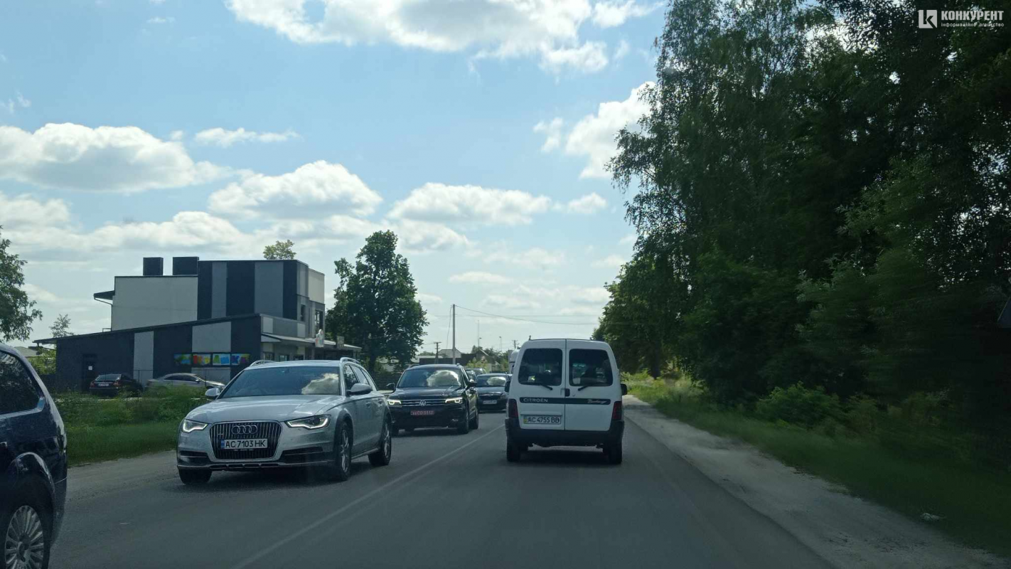 Всі на Світязь: на Волині утворився величезний затор. Відео