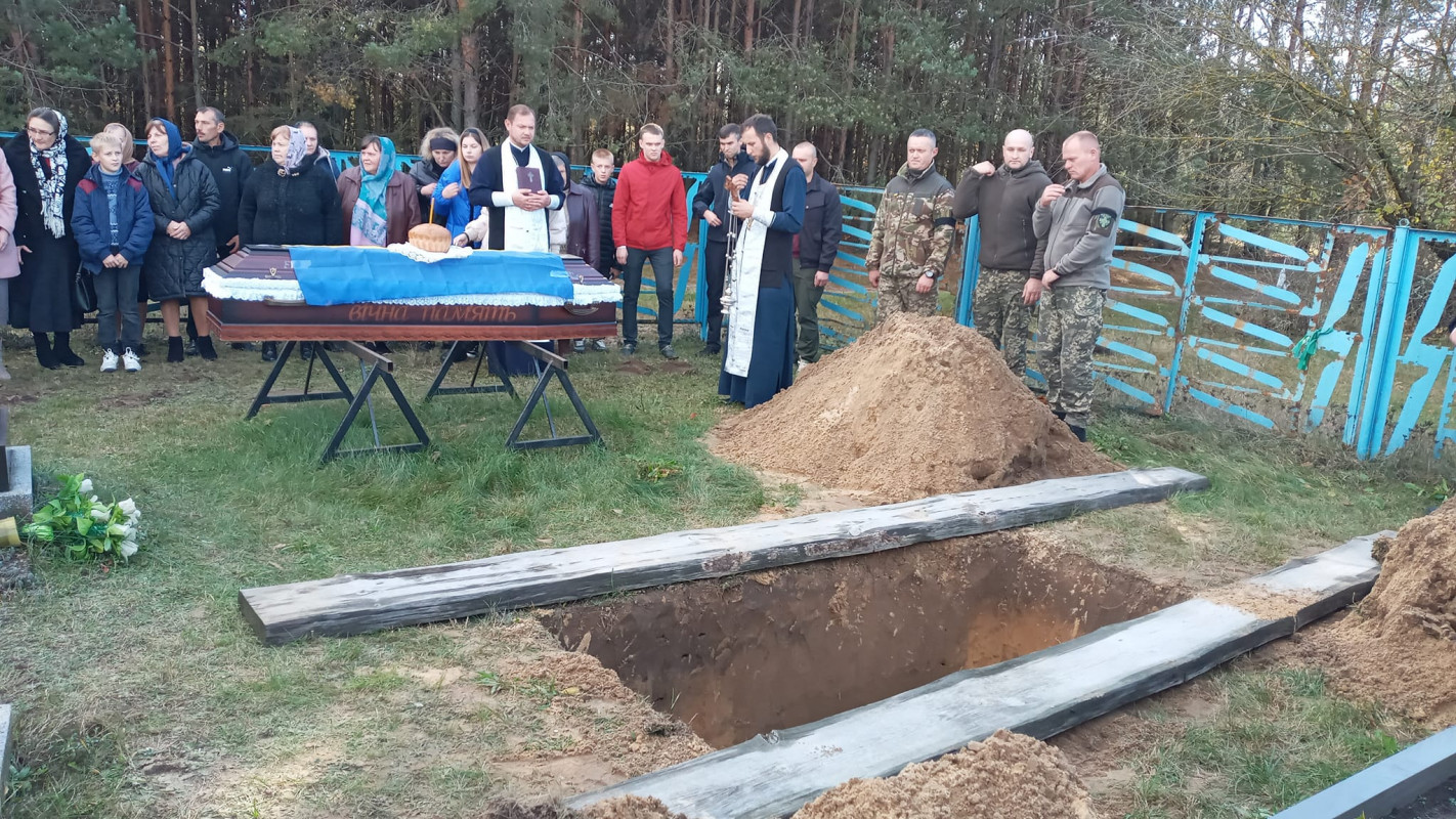 На Волині все село прийшло на поховання Героя Володимира Карпука, якого вважали зниклим безвісти. Фото