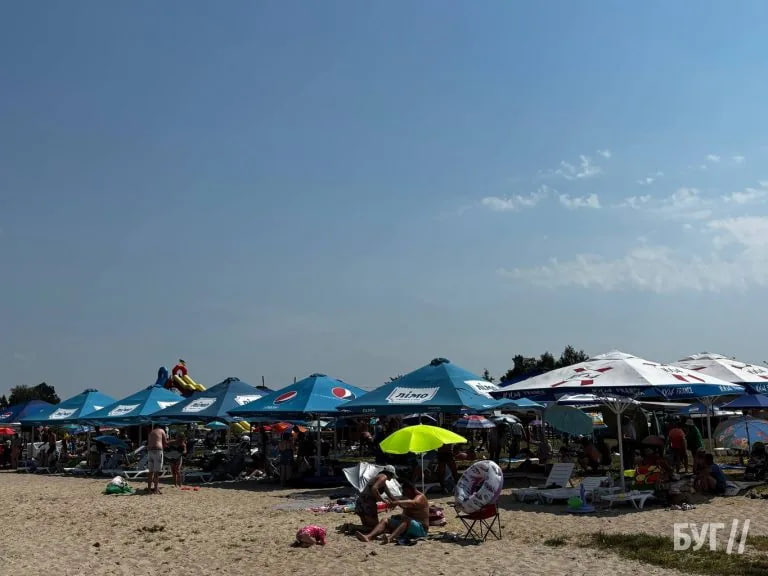 Світязь «тріщить по швах» від туристів: пляж переповнений навіть у спеку