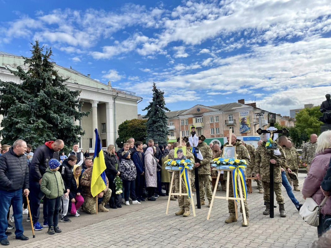 Чорний день у громаді: на Волині попрощалися з Героями Іваном Вознюком і Андрієм Вовком, які загинули в один день