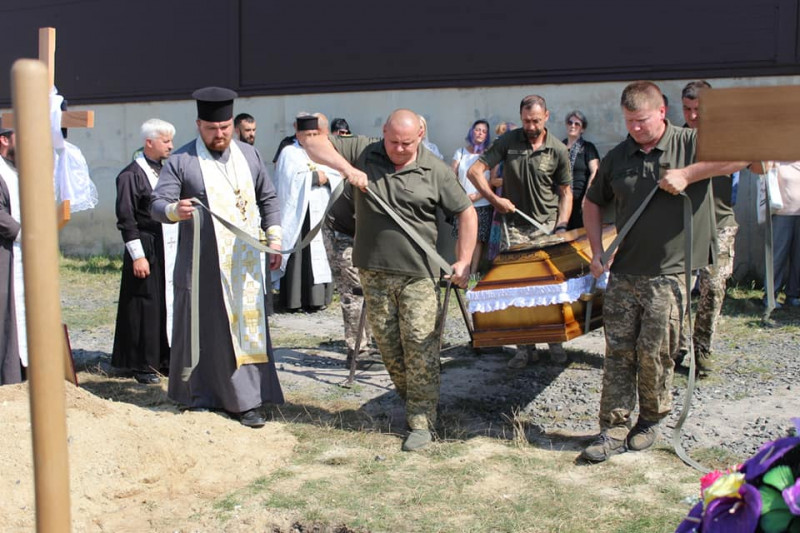 Весільний коровай розділили на цвинтарі: на Волині попрощались із Героєм Едуардом Вовчуком