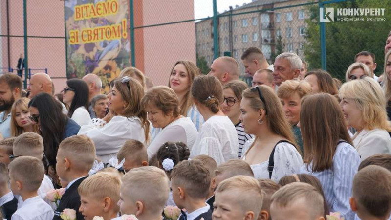 Свято під час війни: як Луцькому ліцеї №9 відзначили 1 вересня. Фоторепортаж