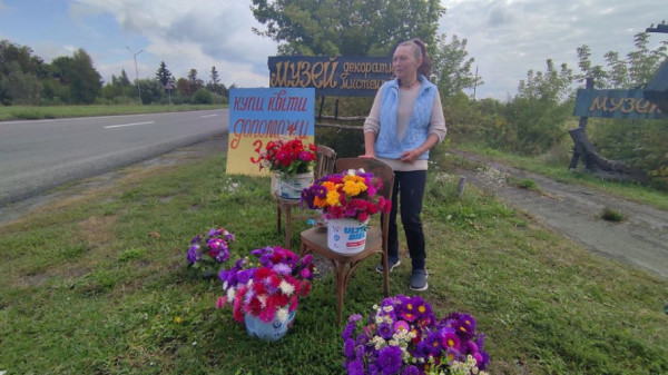 Волинянка продає квіти, щоб допомогти ЗСУ