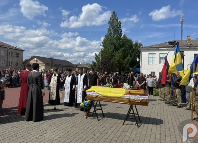 У Луцькому районі з усіма військовими почестями попрощалися із Героєм Віталієм Матвійчуком