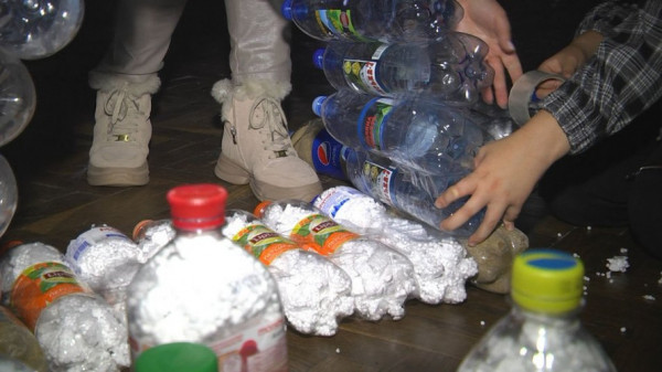 У Луцьку роблять будиночки із пластикових пляшок для безпритульних тварин