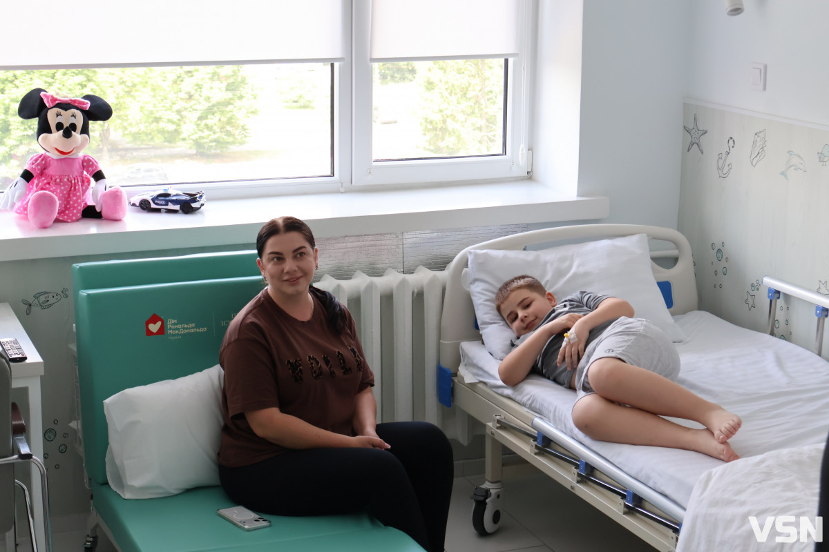 Щоб мами не спали на стільцях: дитячій лікарні у Луцьку передали на понад 1 млн грн ліжок-трансформерів