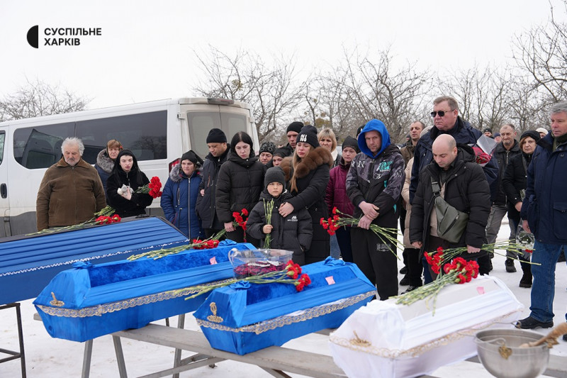 На Харківщині попрощалися з Григорієм Шикулою і його трьома дітьми