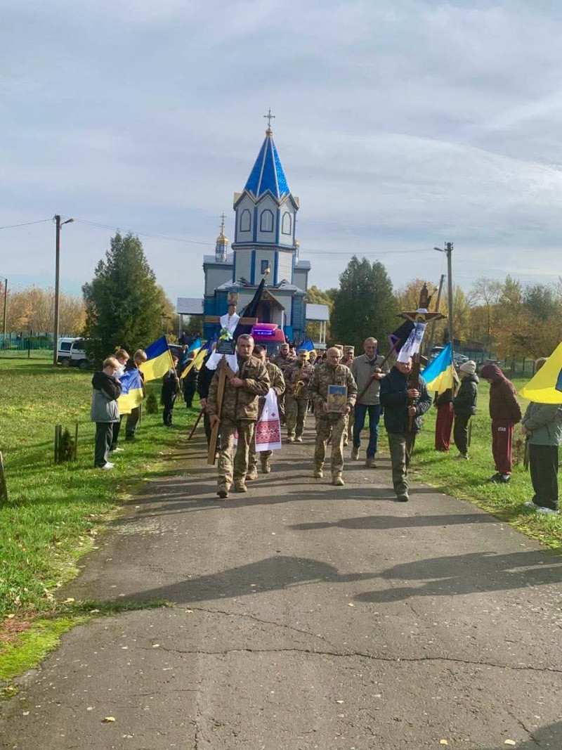 Коровай ділили на кладовищі: на Волині попрощалися з 22-річним Героєм Максимом Гуменюком