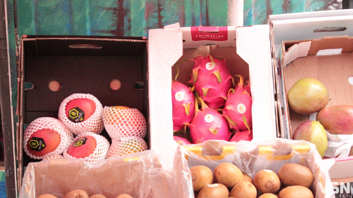 Скільки коштують фрукти на ринку у Луцьку?