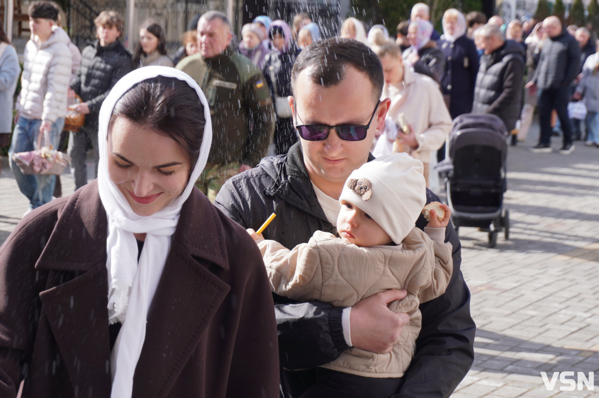 Як у Луцьку освячують Великодні кошики? Фоторепортаж