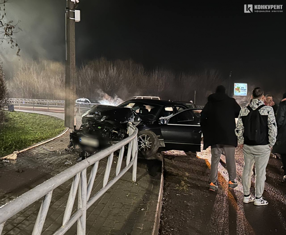 Капот розтрощений ущент: в Луцьку на вулиці Набережній БМВ влетіло в огорожу